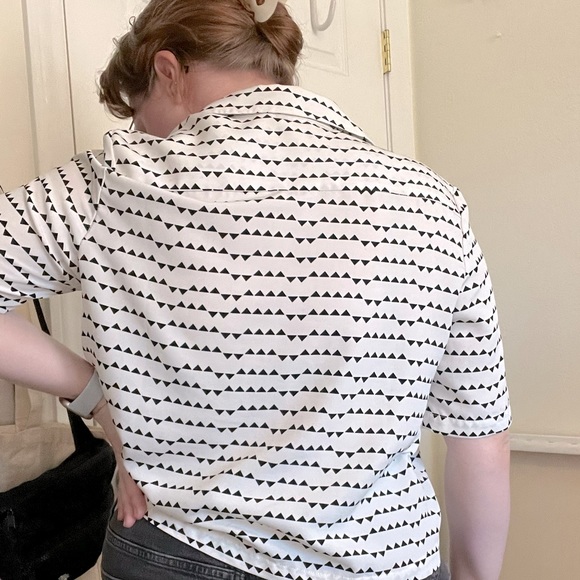 Elodie Triangle Button-up Crop Top - Picture 4 of 5